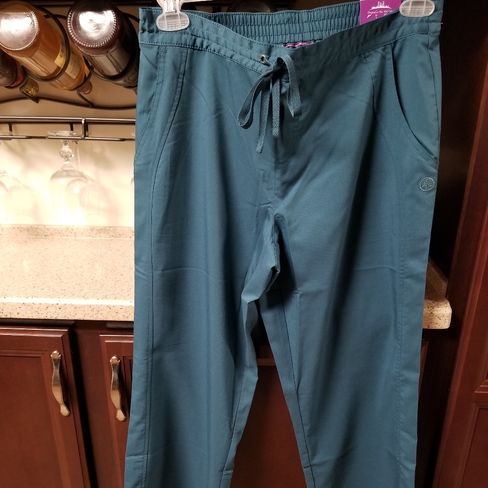 Women's scrubs pants short.
